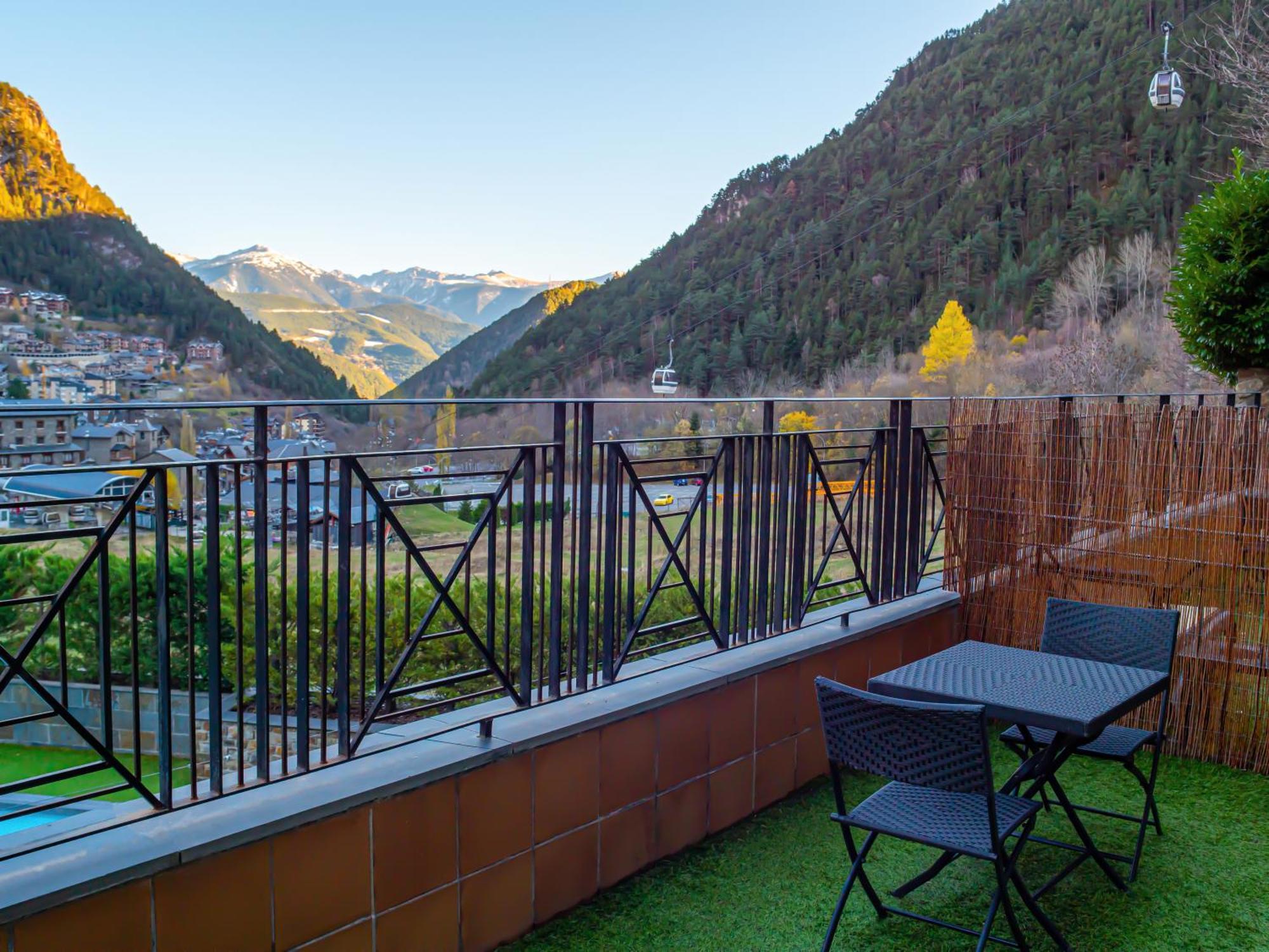 Hotel Princesa Parc Excellence Arinsal Extérieur photo A balcony in the Swiss Alps