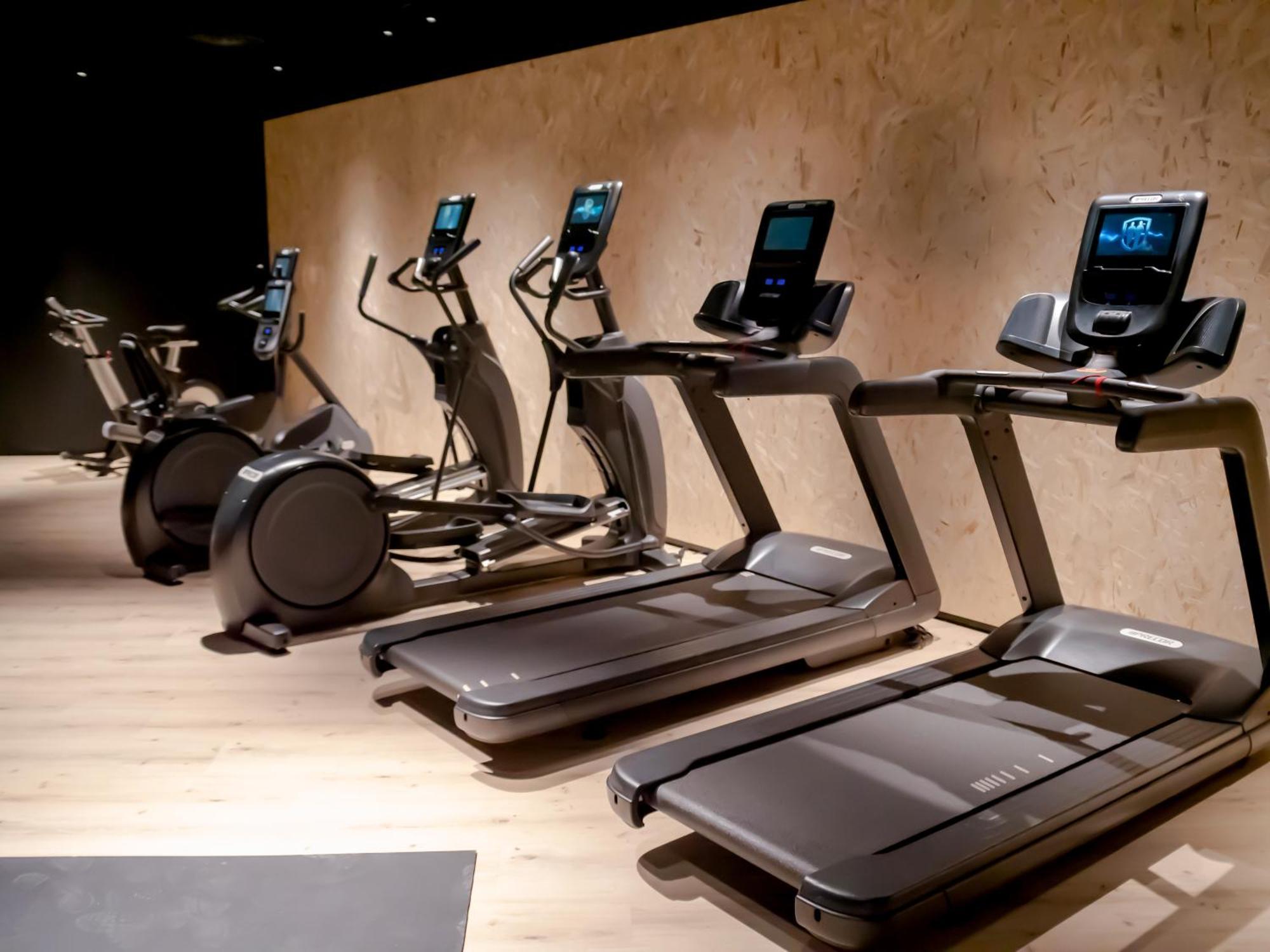 Hotel Princesa Parc Excellence Arinsal Extérieur photo A selection of cardio machines